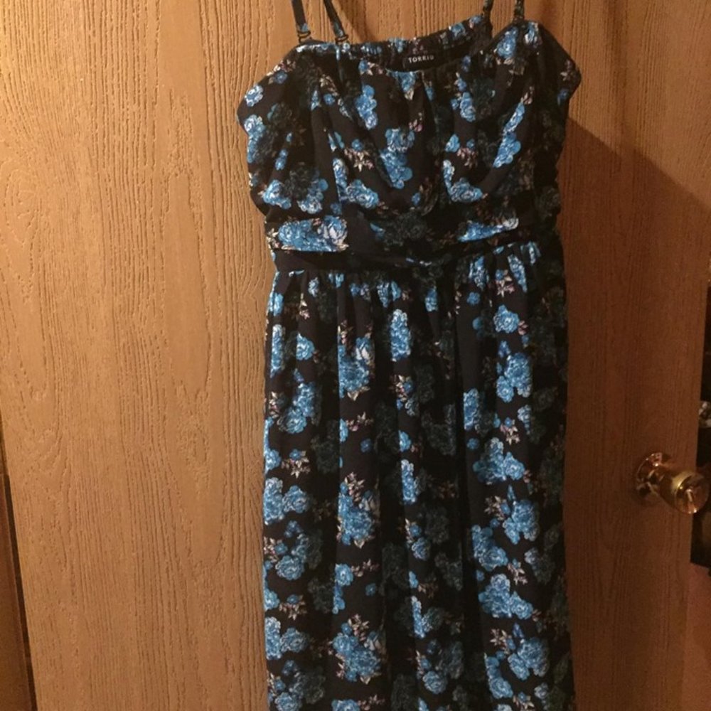 Torrid size 1 strap or strapless knee dress NWOT